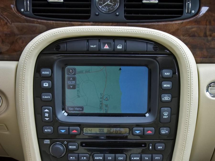  Jaguar XJ8 L 2005 года  (фото 32 из 63)